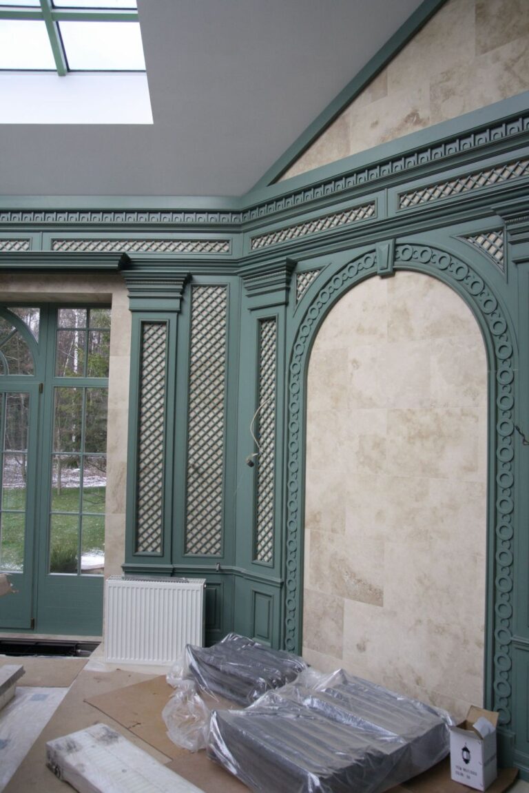 Фото отделки особняка темно-зеленым натуральным деревом