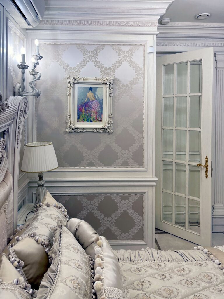 Классически интерьер спальни с деревянным декором стен