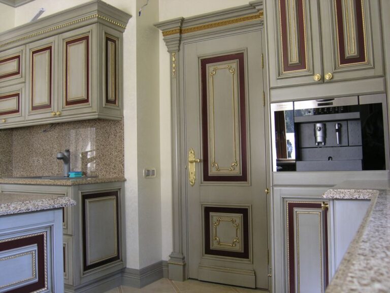 Оформление кухни после ремонта с мебелью серых тонов