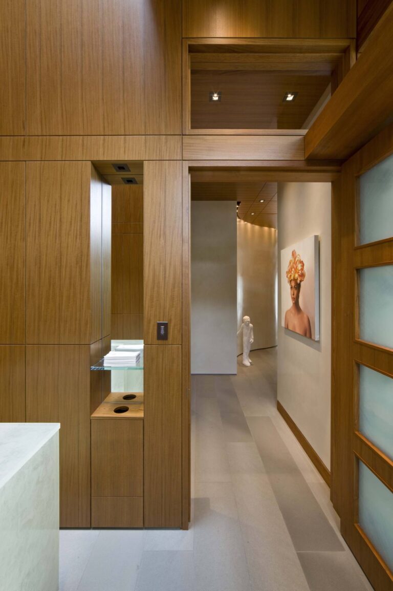 Светлое напольное покрытие в дизайне холла