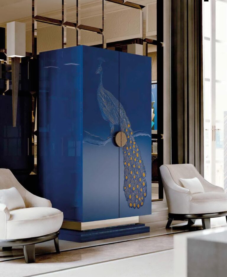 Красивый синий шкаф в дизайне гостиной