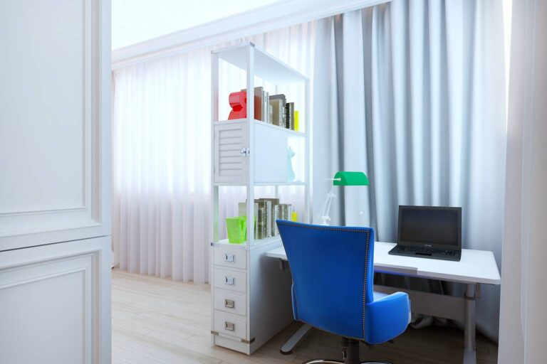 Рабочее место с синим креслом в дизайне детской комнаты