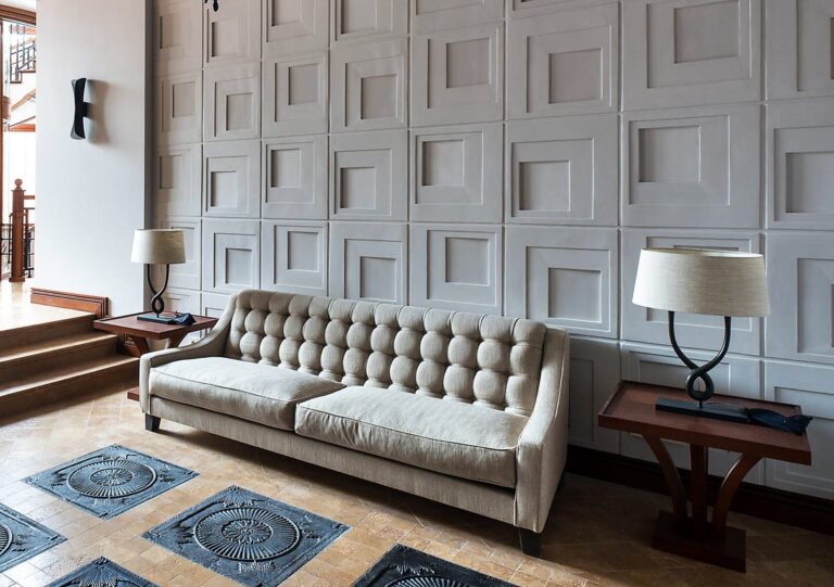 Диван и декорированный пол в дизайне серого холла