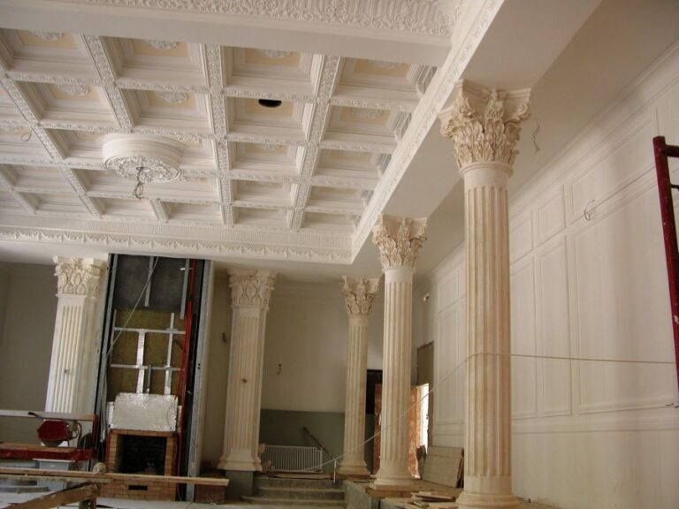 Потолок гостиной после ремонта с лепными кессонами