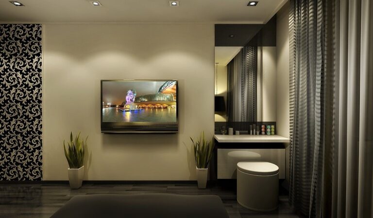 Дизайн спальни в бежево-черных тонах с изящным туалетным столиком