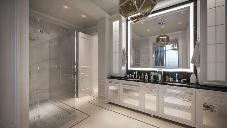 Белая ванная комната с большим настенным зеркалом с подсветкой