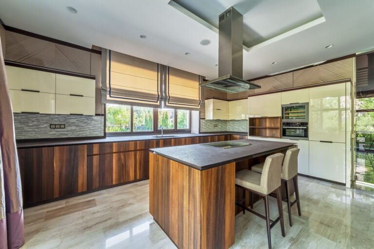 Темно-ореховые и белые глянцевые фасады в дизайне современной кухни