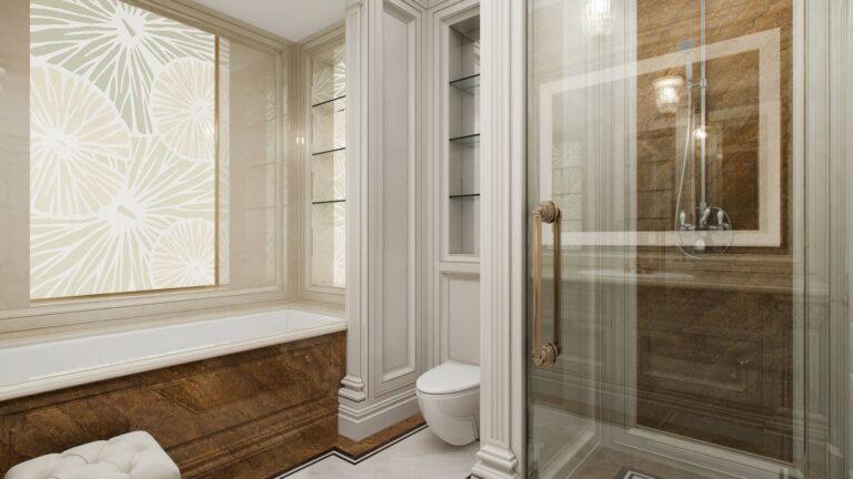 Ванная комната в отделке коричневым мрамором, стеклом и латунью