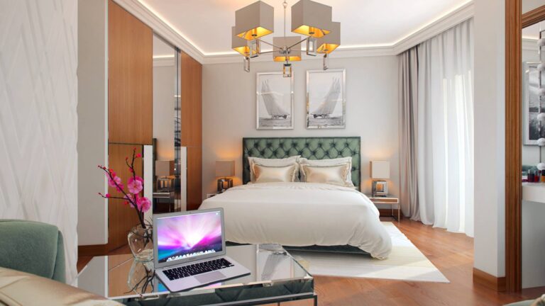 Дизайн спальни с красивой люстрой и подстветкой