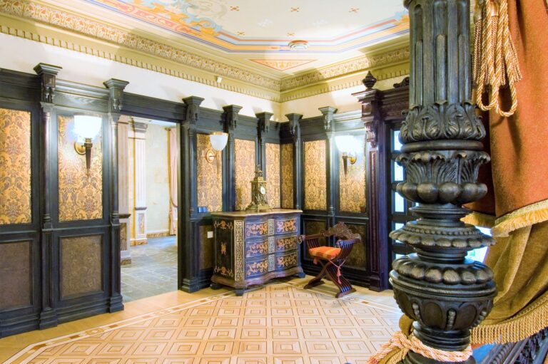 Золотые узоры и резьба в реальном интерьере коридора