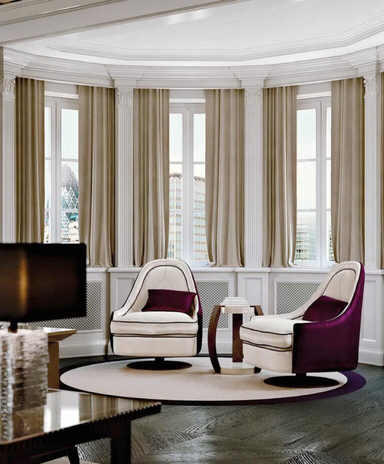 Дизайн эркера гостиной с бело-малиновыми мягкими креслами