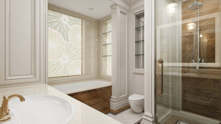 Оформление душевой кабины коричневым каррарским мрамором