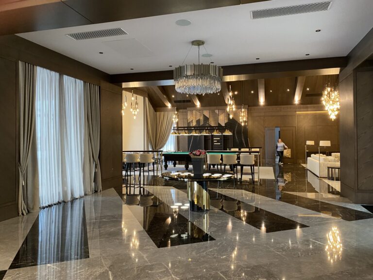 Готовый дизайн холла рядом с бильярдной