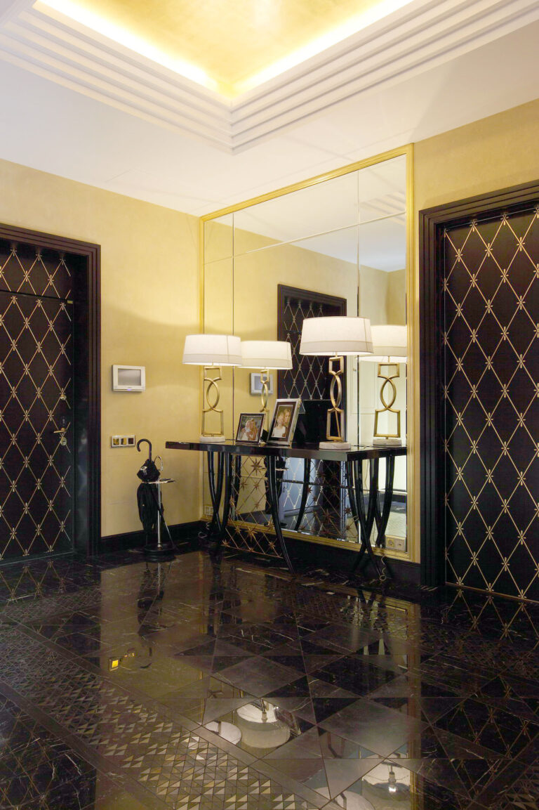 Зеркало и консоль в интерьере золотистой прихожей