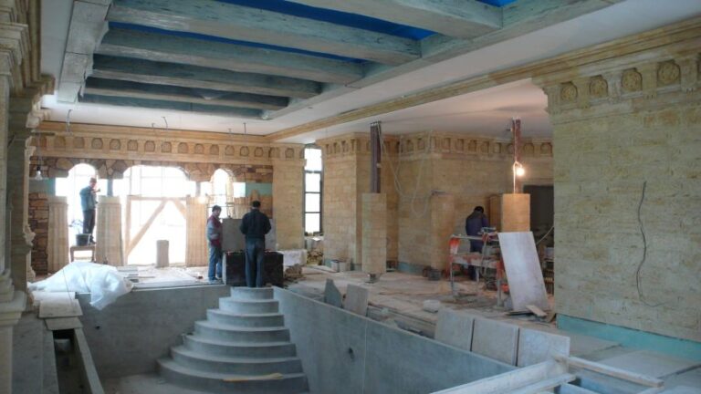 Процесс ремонта домашнего бассейна в особняке