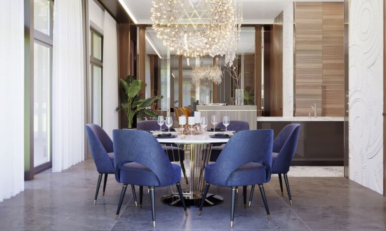 Синие стулья в интерьере современной столовой