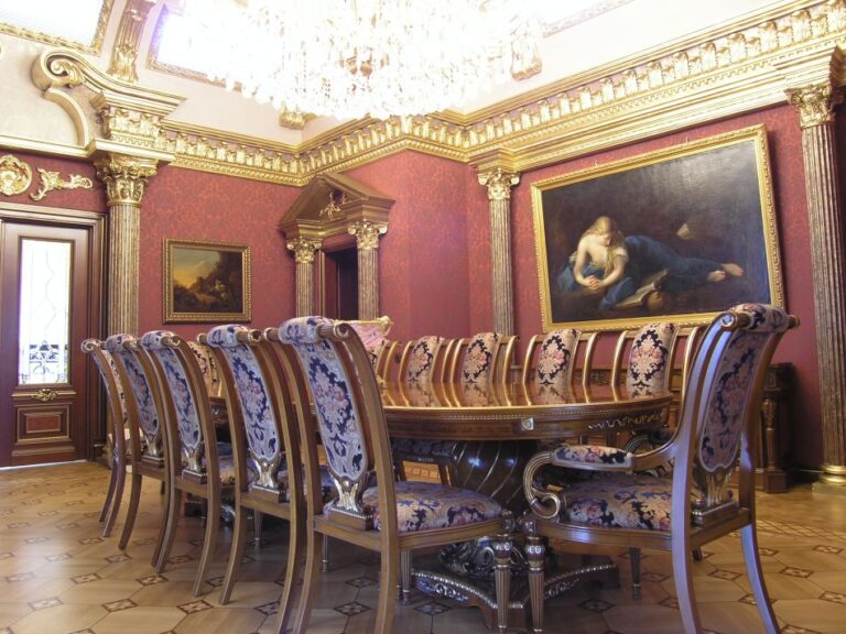 Фото ремонта столовой с эффектным резным столом