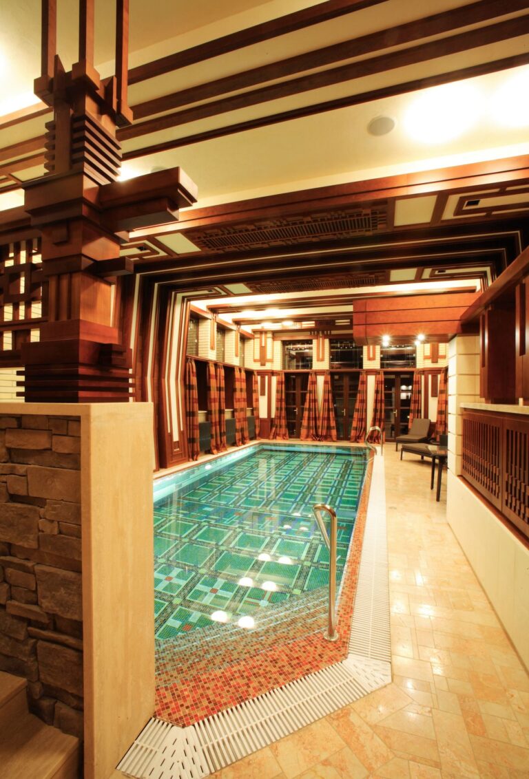 Кремовые и шоколадные тона в отделке бассейна