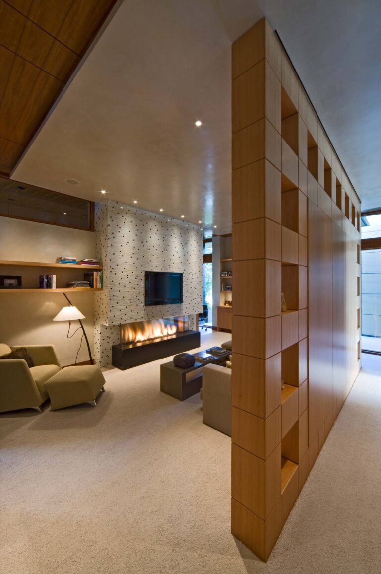 Зонирование дизайна гостиной с помощью деревянной перегородки