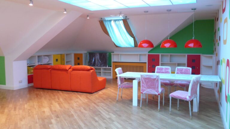 Готовый ремонт игровой с яркими обоями