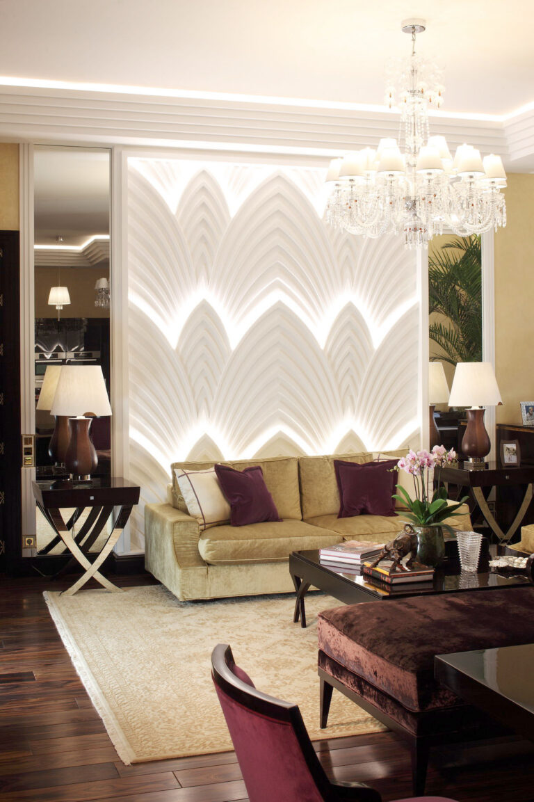 Резная стеновая панель цвета слоновой кости с боковыми зеркалами и подсветкой в гостиной