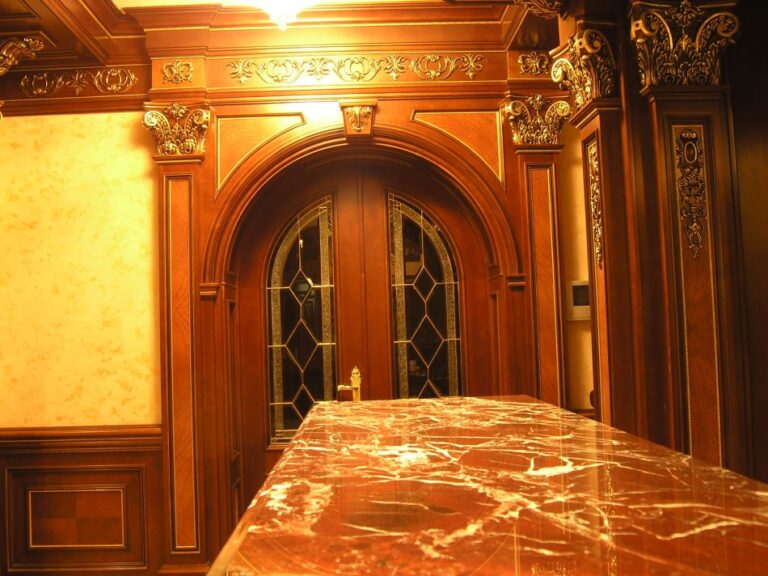 Ремонт столовой с резной арочной дверью