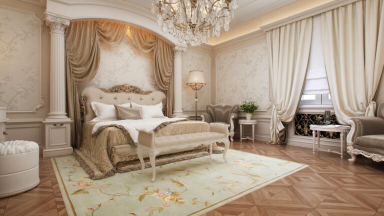 Колонны в изголовье кровати в интерьере классической спальни