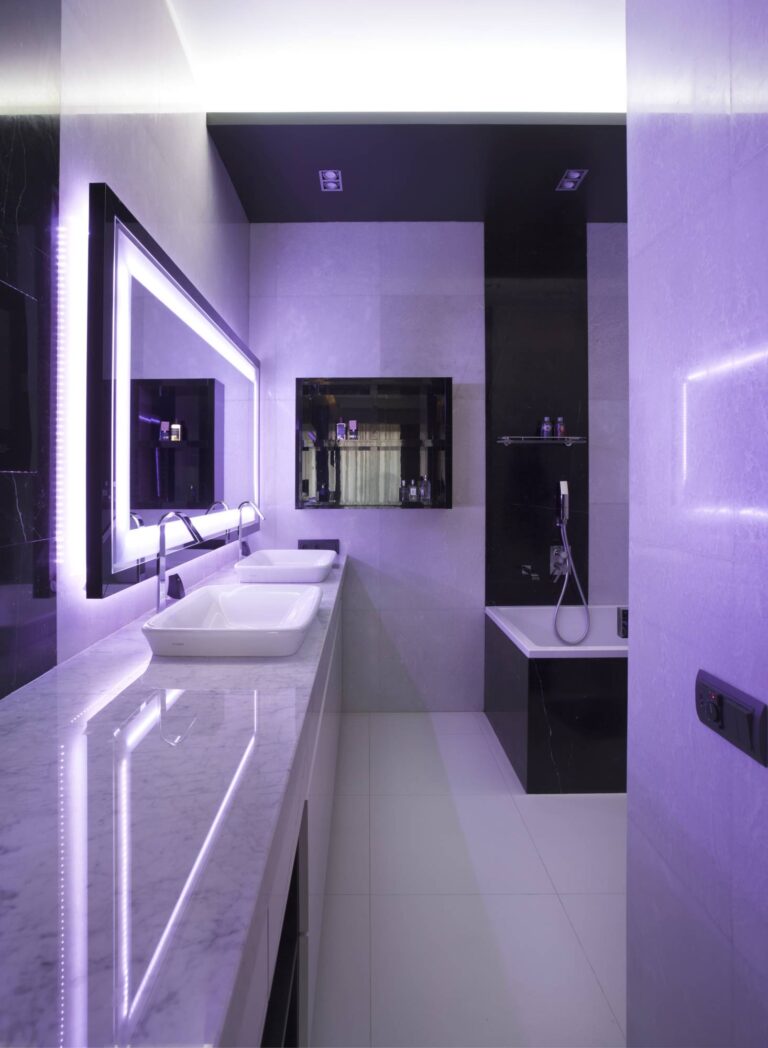 Фиолетовая подстветка в интерьере ванной комнаты