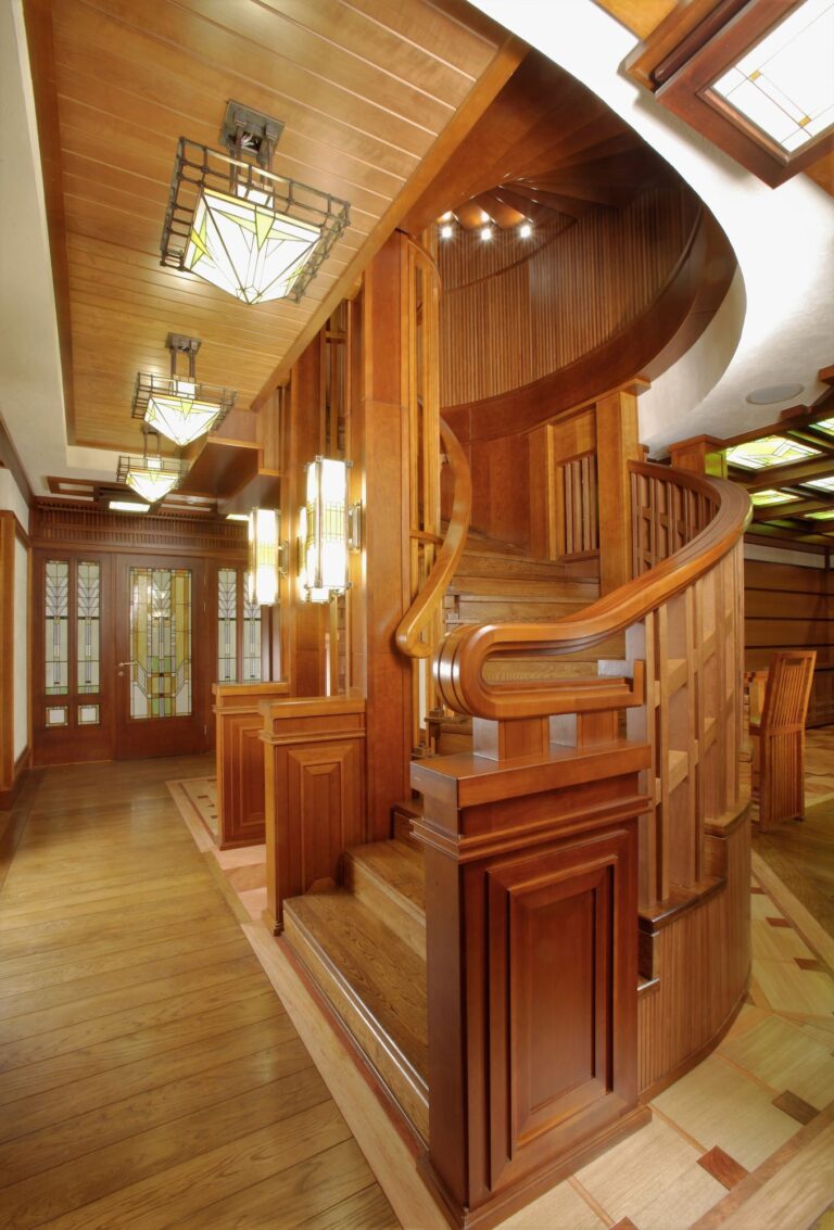 Холл с декорированными потолочными и настенными светильниками