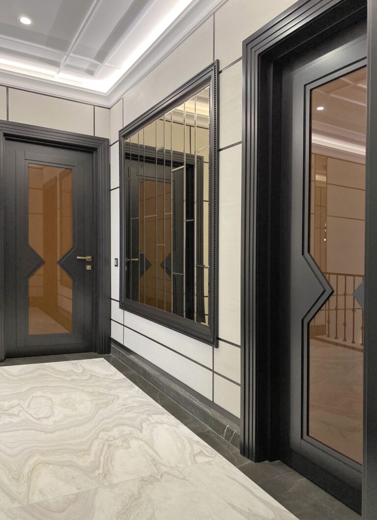 Холл 2-го этажа с деревянной отделкой