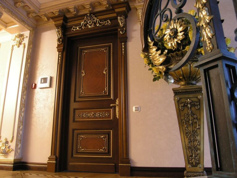 Реальный ремонт дома с позолоченным декором двери