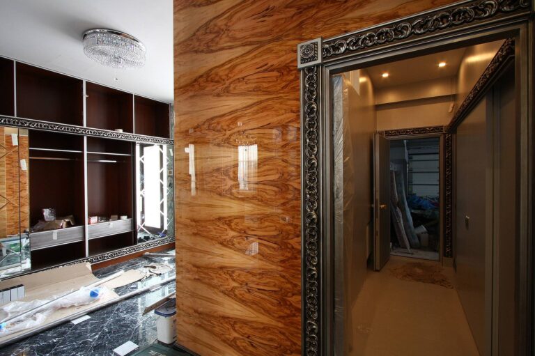 Кованый орнамент на стенах в оформлении стен дома