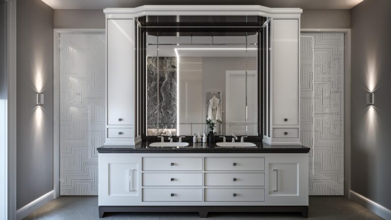 Ванная комната с большим черно-белым умывальником