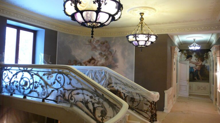 Фото ремонта комнаты с крупной резьбой на дверях и стенах