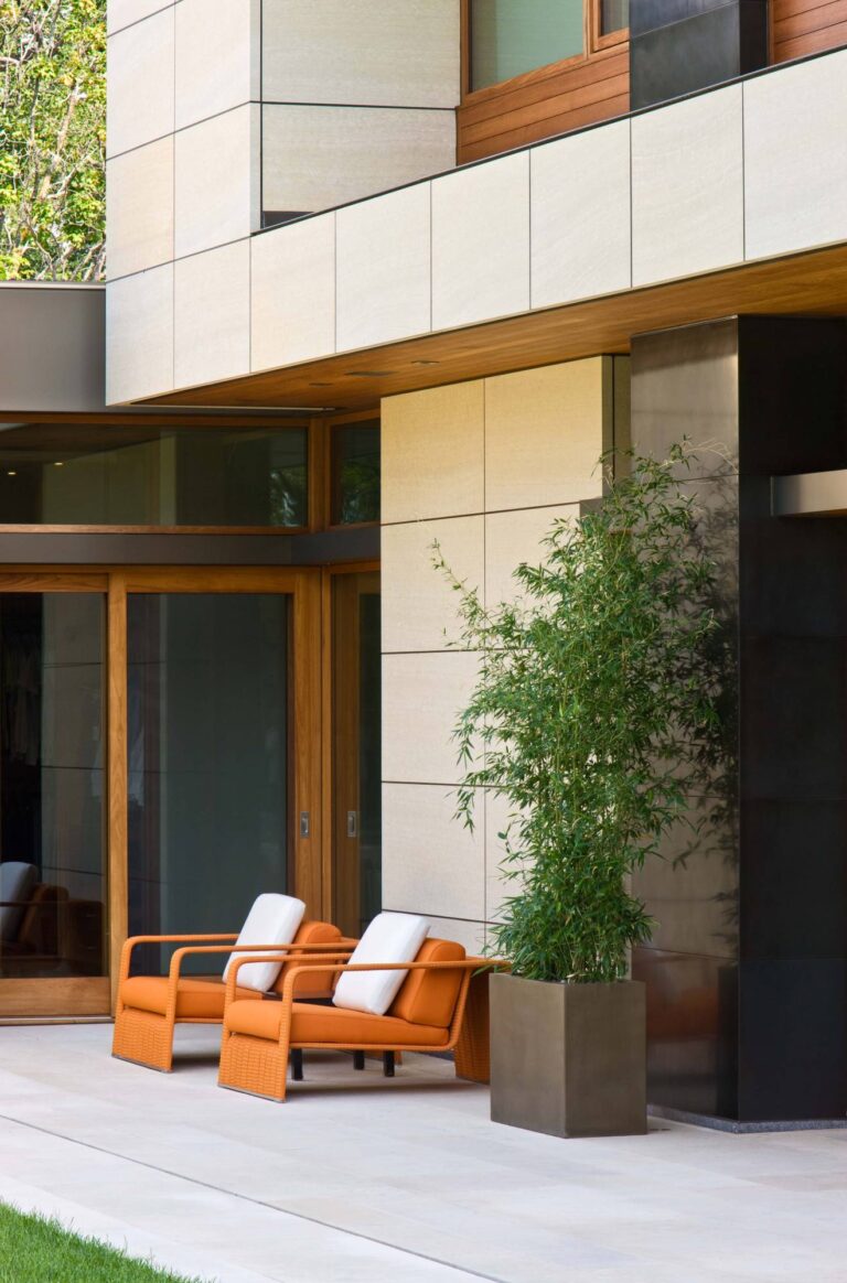 Уютные рыжие кресла в дизайне открытой террасы