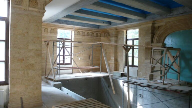 Процесс ремонта особняка с украшением стен пилястрами