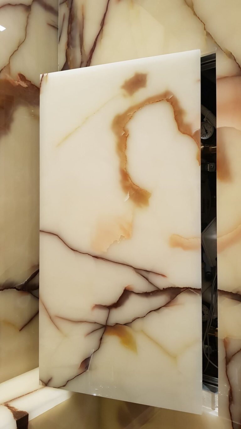 Санузел с мраморной панелью, закрывающей технический отсек