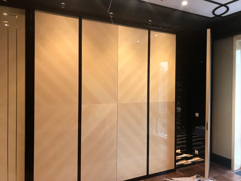 Глянцевые стеновые панели в оформлении входа в санузел