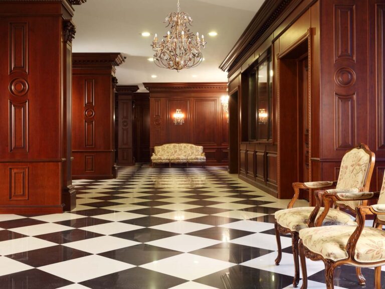 Отделка деревом интерьера холла в офисном центре