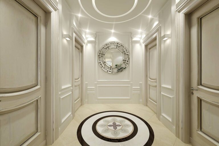 Интерьер холла с красивым узором на полу