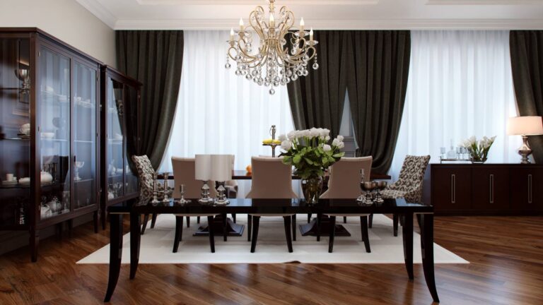 Столовая с большой позолоченной люстрой, декорированной крупными хрустальными подвесками
