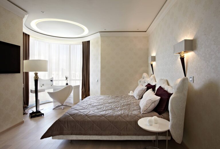 Туалетный столик в эркере в дизайне интерьера спальни