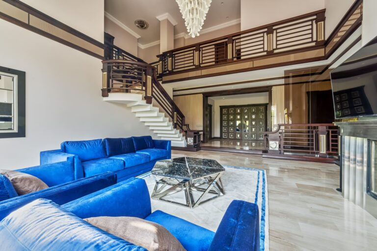 Гостиная с синей бархатной мягкой мебелью