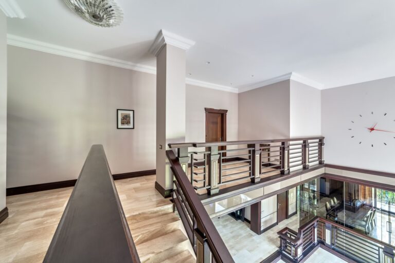 Холл 2 этажа с балюстрадой и мраморным полом миндального оттенка