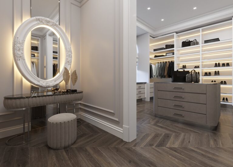 Большое круглое зеркало с резной рамой и туалетный столик