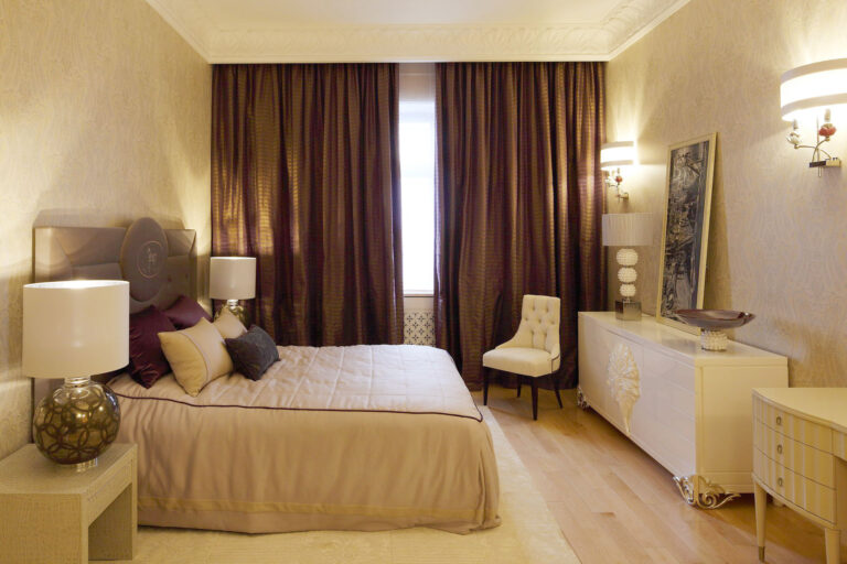 Шторы цвета сепия в спальне карамельного оттенка