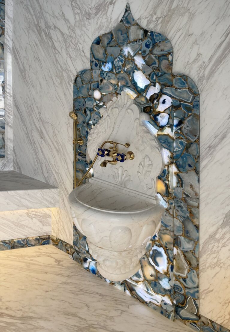 Камень в отделке санузла