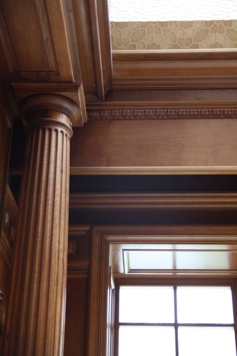 Завершенный ремонт особняка с декором из деревянных колонн