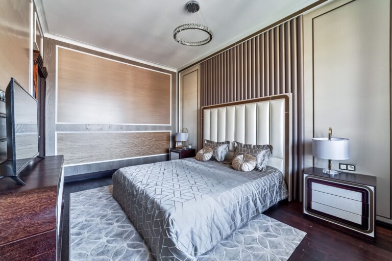 Спальня с декоративными кожаными и деревянными стеновыми панелями