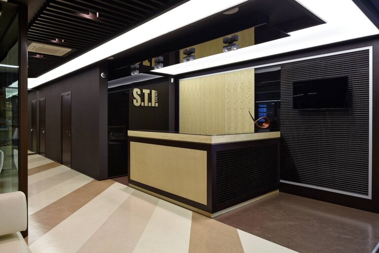 Контрастные цвета в дизайне ресепшен офиса